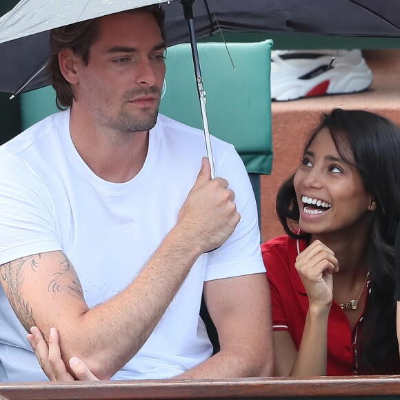 Camille Lacourt et Hajiba Fahmy - People dans les tribunes lors des internationaux de tennis de Roland Garros à Paris le 4 juin 2018.