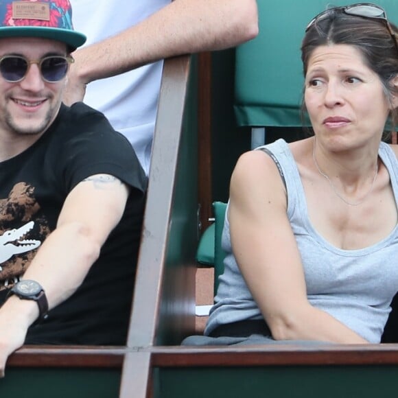 Camille Lacourt et Hajiba Fahmy - People dans les tribunes lors des internationaux de tennis de Roland Garros à Paris le 4 juin 2018.