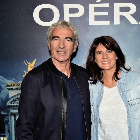 Estelle Denis et son compagnon Raymond Domenech - Les célébrités à la première de l'escape game grandeur nature "Inside Opéra" au Palais Garnier à Paris, France, le 4 juin 2018. Le Palais Garnier accueille pour la première fois un concept inédit jamais proposé au public. INSIDE OPERA, un jeu grandeur nature entre escape game et parcours immersif sur les traces du Fantôme de l'Opéra. Le but du jeu ? Tenter de résoudre la malédiction du Fantôme de l'Opéra et le libérer à jamais en déchiffrant une série d'énigmes au sein du Palais Garnier avec la participation des différents comédiens en costume d'époque qui animent ce jeu. © Veeren/Bestimage