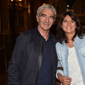 Estelle Denis et son compagnon Raymond Domenech - Les célébrités à la première de l'escape game grandeur nature "Inside Opéra" au Palais Garnier à Paris, France, le 4 juin 2018. Le Palais Garnier accueille pour la première fois un concept inédit jamais proposé au public. INSIDE OPERA, un jeu grandeur nature entre escape game et parcours immersif sur les traces du Fantôme de l'Opéra. Le but du jeu ? Tenter de résoudre la malédiction du Fantôme de l'Opéra et le libérer à jamais en déchiffrant une série d'énigmes au sein du Palais Garnier avec la participation des différents comédiens en costume d'époque qui animent ce jeu. © Veeren/Bestimage