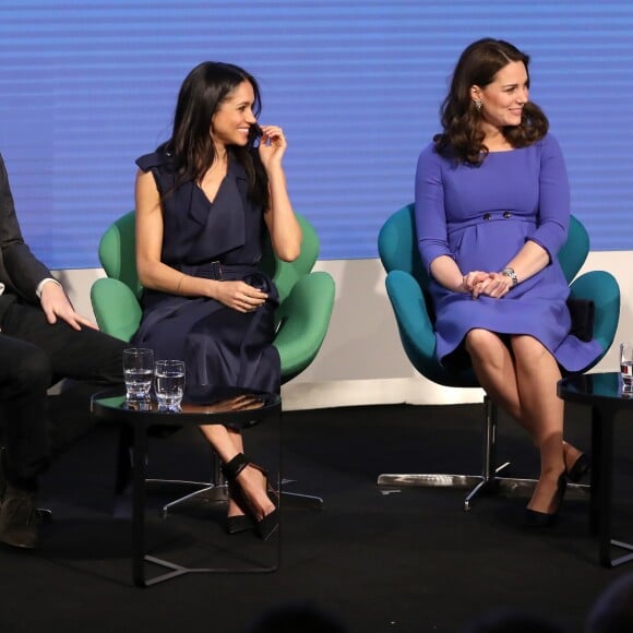 Le prince Harry, la duchesse Meghan de Sussex (Meghan Markle), la duchesse Catherine de Cambridge (enceinte du prince Louis) et le prince William réunis le 28 février 2018 à Londres lors du premier Forum de leur fondation royale.