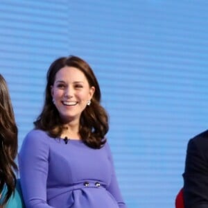 Le prince Harry, la duchesse Meghan de Sussex (Meghan Markle), la duchesse Catherine de Cambridge (enceinte du prince Louis) et le prince William réunis le 28 février 2018 à Londres lors du premier Forum de leur fondation royale.