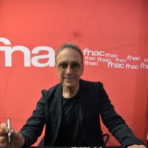 Exclusif - Alain Chamfort dédicace son nouvel album "Le Désordre des choses" à la Fnac Montparnasse à Paris, le 20 avril 2018. © Giancarlo Gorassini/Bestimage