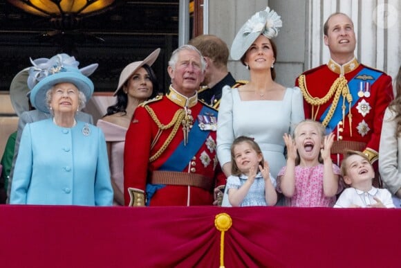 La reine Elisabeth II d'Angleterre, Meghan Markle, duchesse de Sussex, le prince Charles, Kate Catherine Middleton, duchesse de Cambridge, le prince William, duc de Cambridge, la princesse Charlotte, Savannah Phillips, le prince George - Les membres de la famille royale britannique lors du rassemblement militaire "Trooping the Colour" (le "salut aux couleurs"), célébrant l'anniversaire officiel du souverain britannique. Cette parade a lieu à Horse Guards Parade, chaque année au cours du deuxième samedi du mois de juin. Londres, le 9 juin 2018.