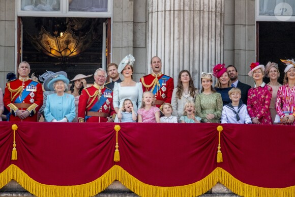 Le prince Andrew, duc d'York, la reine Elisabeth II d'Angleterre, Meghan Markle, duchesse de Sussex, le prince Harry, duc de Sussex, duc de Sussex, le prince Charles, Kate Catherine Middleton, duchesse de Cambridge, le prince William, duc de Cambridge, la princesse Charlotte, Peter Phillips, Autumn Phillips, Isla Phillips, Savannah Phillips, le prince George, Eloise et Estella et leur mère Lady Helen Taylor - Les membres de la famille royale britannique lors du rassemblement militaire "Trooping the Colour" (le "salut aux couleurs"), célébrant l'anniversaire officiel du souverain britannique. Cette parade a lieu à Horse Guards Parade, chaque année au cours du deuxième samedi du mois de juin. Londres, le 9 juin 2018.