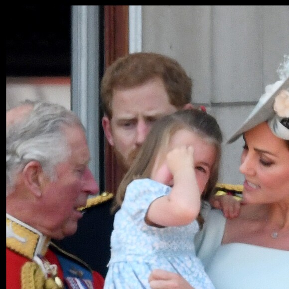 Kate Catherine Middleton, duchesse de Cambridge, console sa fille, la princesse Charlotte - Les membres de la famille royale britannique lors du rassemblement militaire "Trooping the Colour" (le "salut aux couleurs"), célébrant l'anniversaire officiel du souverain britannique. Cette parade a lieu à Horse Guards Parade, chaque année au cours du deuxième samedi du mois de juin. Londres, le 9 juin 2018.