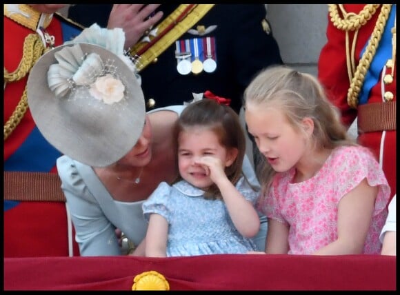 Kate Catherine Middleton, duchesse de Cambridge, console sa fille, la princesse Charlotte - Les membres de la famille royale britannique lors du rassemblement militaire "Trooping the Colour" (le "salut aux couleurs"), célébrant l'anniversaire officiel du souverain britannique. Cette parade a lieu à Horse Guards Parade, chaque année au cours du deuxième samedi du mois de juin. Londres, le 9 juin 2018.