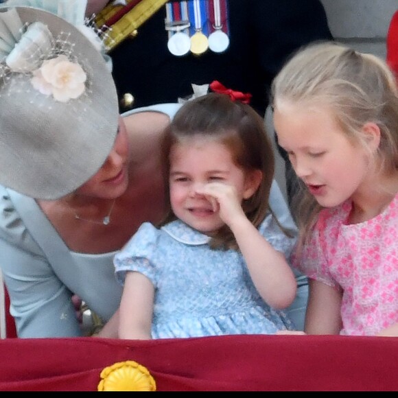Kate Catherine Middleton, duchesse de Cambridge, console sa fille, la princesse Charlotte - Les membres de la famille royale britannique lors du rassemblement militaire "Trooping the Colour" (le "salut aux couleurs"), célébrant l'anniversaire officiel du souverain britannique. Cette parade a lieu à Horse Guards Parade, chaque année au cours du deuxième samedi du mois de juin. Londres, le 9 juin 2018.