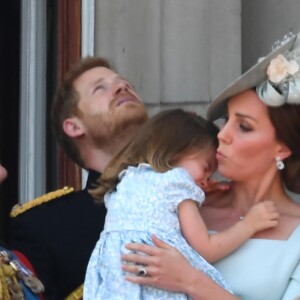 Kate Catherine Middleton, duchesse de Cambridge, console sa fille, la princesse Charlotte - Les membres de la famille royale britannique lors du rassemblement militaire "Trooping the Colour" (le "salut aux couleurs"), célébrant l'anniversaire officiel du souverain britannique. Cette parade a lieu à Horse Guards Parade, chaque année au cours du deuxième samedi du mois de juin. Londres, le 9 juin 2018.