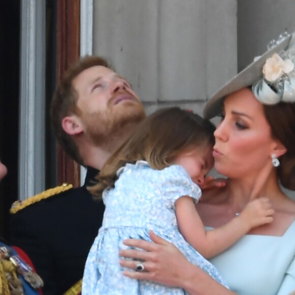 Kate Catherine Middleton, duchesse de Cambridge, console sa fille, la princesse Charlotte - Les membres de la famille royale britannique lors du rassemblement militaire "Trooping the Colour" (le "salut aux couleurs"), célébrant l'anniversaire officiel du souverain britannique. Cette parade a lieu à Horse Guards Parade, chaque année au cours du deuxième samedi du mois de juin. Londres, le 9 juin 2018.