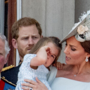 Kate Catherine Middleton, duchesse de Cambridge, console sa fille, la princesse Charlotte - Les membres de la famille royale britannique lors du rassemblement militaire "Trooping the Colour" (le "salut aux couleurs"), célébrant l'anniversaire officiel du souverain britannique. Cette parade a lieu à Horse Guards Parade, chaque année au cours du deuxième samedi du mois de juin. Londres, le 9 juin 2018.