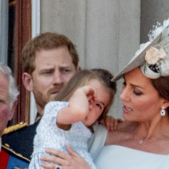 Kate Catherine Middleton, duchesse de Cambridge, console sa fille, la princesse Charlotte - Les membres de la famille royale britannique lors du rassemblement militaire "Trooping the Colour" (le "salut aux couleurs"), célébrant l'anniversaire officiel du souverain britannique. Cette parade a lieu à Horse Guards Parade, chaque année au cours du deuxième samedi du mois de juin. Londres, le 9 juin 2018.