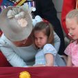 Kate Catherine Middleton, duchesse de Cambridge, console sa fille, la princesse Charlotte - Les membres de la famille royale britannique lors du rassemblement militaire "Trooping the Colour" (le "salut aux couleurs"), célébrant l'anniversaire officiel du souverain britannique. Cette parade a lieu à Horse Guards Parade, chaque année au cours du deuxième samedi du mois de juin. Londres, le 9 juin 2018.