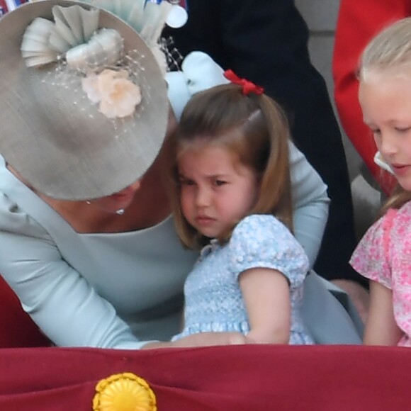 Kate Catherine Middleton, duchesse de Cambridge, console sa fille, la princesse Charlotte - Les membres de la famille royale britannique lors du rassemblement militaire "Trooping the Colour" (le "salut aux couleurs"), célébrant l'anniversaire officiel du souverain britannique. Cette parade a lieu à Horse Guards Parade, chaque année au cours du deuxième samedi du mois de juin. Londres, le 9 juin 2018.