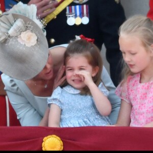 Kate Catherine Middleton, duchesse de Cambridge, console sa fille, la princesse Charlotte - Les membres de la famille royale britannique lors du rassemblement militaire "Trooping the Colour" (le "salut aux couleurs"), célébrant l'anniversaire officiel du souverain britannique. Cette parade a lieu à Horse Guards Parade, chaque année au cours du deuxième samedi du mois de juin. Londres, le 9 juin 2018.