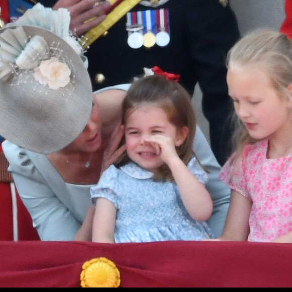 Kate Catherine Middleton, duchesse de Cambridge, console sa fille, la princesse Charlotte - Les membres de la famille royale britannique lors du rassemblement militaire "Trooping the Colour" (le "salut aux couleurs"), célébrant l'anniversaire officiel du souverain britannique. Cette parade a lieu à Horse Guards Parade, chaque année au cours du deuxième samedi du mois de juin. Londres, le 9 juin 2018.
