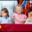 Savannah Phillips couvre la bouche du prince George - Les membres de la famille royale britannique lors du rassemblement militaire "Trooping the Colour" (le "salut aux couleurs"), célébrant l'anniversaire officiel du souverain britannique. Cette parade a lieu à Horse Guards Parade, chaque année au cours du deuxième samedi du mois de juin. Londres, le 9 juin 2018.