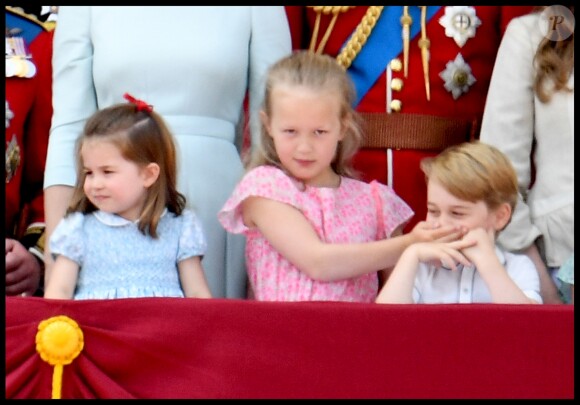 Savannah Phillips couvre la bouche du prince George - Les membres de la famille royale britannique lors du rassemblement militaire "Trooping the Colour" (le "salut aux couleurs"), célébrant l'anniversaire officiel du souverain britannique. Cette parade a lieu à Horse Guards Parade, chaque année au cours du deuxième samedi du mois de juin. Londres, le 9 juin 2018.