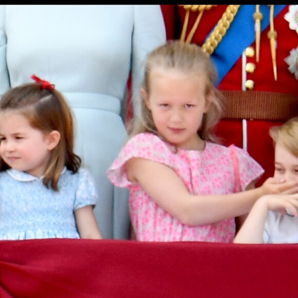 Savannah Phillips couvre la bouche du prince George - Les membres de la famille royale britannique lors du rassemblement militaire "Trooping the Colour" (le "salut aux couleurs"), célébrant l'anniversaire officiel du souverain britannique. Cette parade a lieu à Horse Guards Parade, chaque année au cours du deuxième samedi du mois de juin. Londres, le 9 juin 2018.