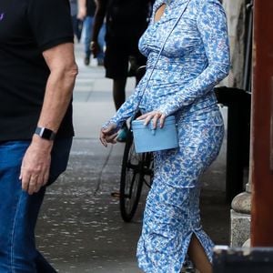 Kate Hudson, enceinte, quitte le Greenwich Hotel et se rend au Pier 94 pour l'événement "POPSUGAR PlayGround". New York, le 9 juin 2018.