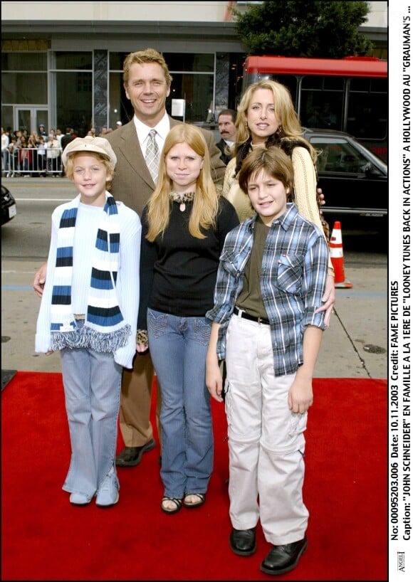 "JOHN SCHNEIDER" EN FAMILLE A LA 1ERE DE "LOONEY TUNES BACK IN ACTIONS" A HOLLYWOOD EN 2003.