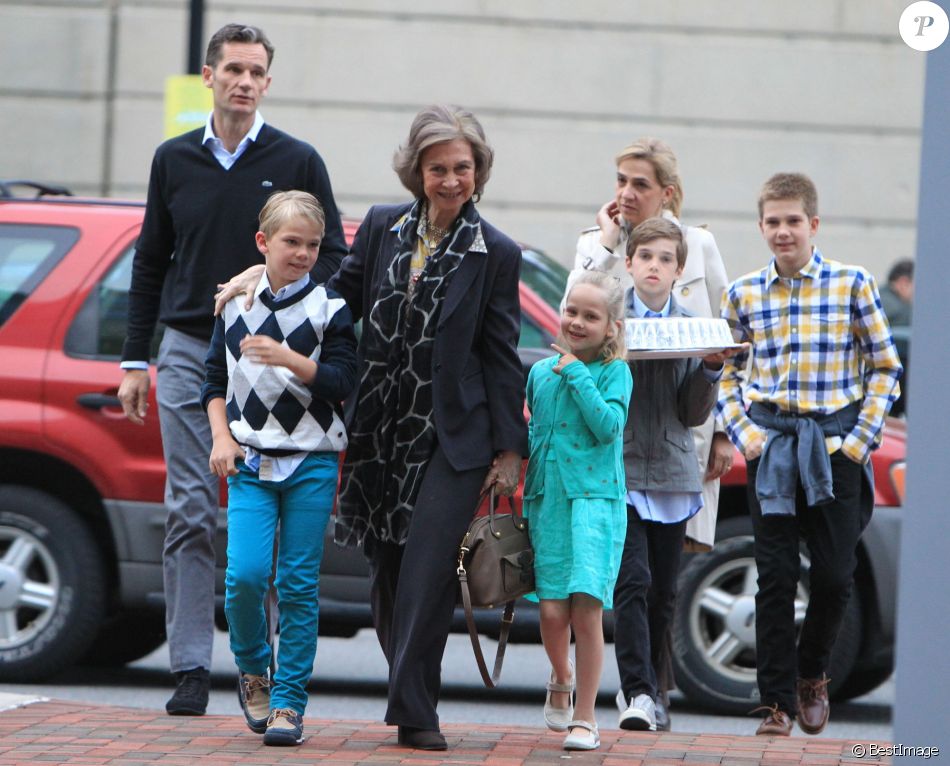  La reine Sofia d&#039;Espagne à Washington en avril 2012 avec sa fille l&#039;infante Cristina d&#039;Espagne, son mari Iñaki Urdangarin et leurs enfants Pablo Nicolas, Irene, Miguel et Juan Valentin. 