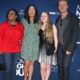 Chandra Wilson, Sandra Oh, Kevin McKidd et sa fille Iona à la première de "Mom's Night Out" à Hollywood, le 30 avril 2014
