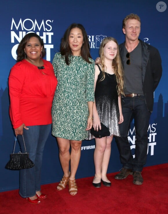 Chandra Wilson, Sandra Oh, Kevin McKidd et sa fille Iona à la première de "Mom's Night Out" à Hollywood, le 30 avril 2014