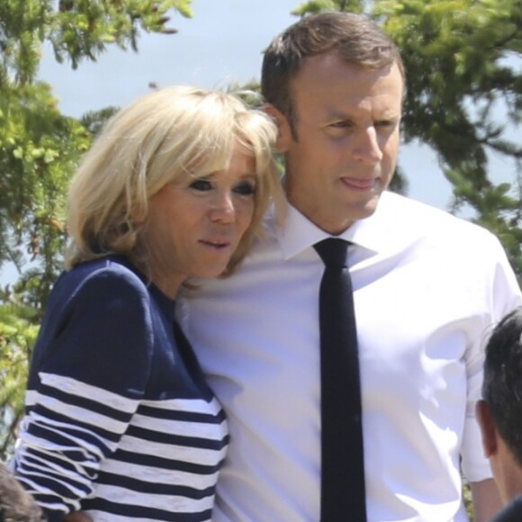 Le président de la République Française Emmanuel Macron avec sa femme la Première Dame Brigitte Macron, et ses équipes, aux abords du manoir Richelieu dans le cadre du sommet du G7 au manoir Richelieu. La Malbaie, le 8 juin 2018. © Ludovic Marin/Pool/Bestimage