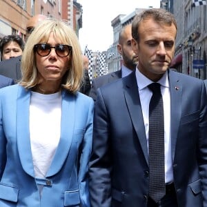 Le président de la République française Emmanuel Macron, sa femme la Première Dame Brigitte Macron, le Premier ministre du Québec Philippe Couillard et sa femme Suzanne Pilote déambulent dans les rues du Vieux-Montréal, Québec, Canada, le 7 juin 2018, la veille du sommet du G7. Le couple présendiel a goûté le traditionnel sirop d'érable.