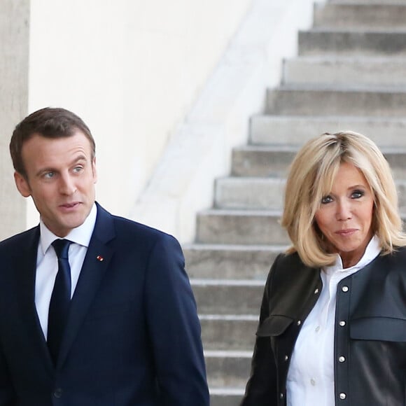 Le président de la République Emmanuel Macron et sa femme la Première Dame Brigitte Macron arrivent au palais de Chaillot, le couple est accueilli par Alain Weill (président du groupe NextRadioTV, propriétaire des chaînes de radios RMC et BFM Business, de la chaîne de télévision BFM TV et du Groupe 01) et Hervé Béroud (directeur de la rédaction de BFM TV) à Paris, France, le 15 avril 2018. Le président de la République est l'invité de BFMTV, RMC et Mediapart pour une grande interview en direct par les journaliste J.J.Bourdin, pour BFMTV et RMC, et E.Plenel, directeur de Mediapart. © Dominique Jacovides/Bestimage