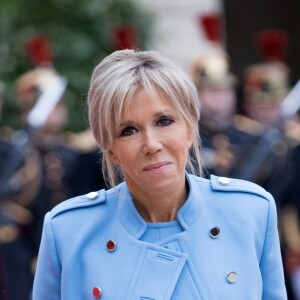 Brigitte Macron (robe bleue lavande, qui lui est prêtée par Louis Vuitton, conçue par Nicolas Ghesquière) - Passation de pouvoir entre Emmanuel Macron et François Hollande au Palais de l'Elysée à Paris le 14 mai 2017. © Cyril Moreau / Bestimage