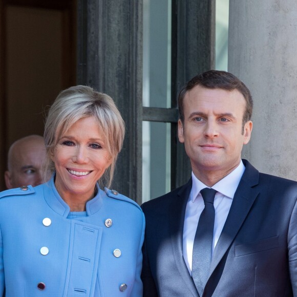 Emmanuel Macron (costume "Jonas & Cie" (rue d'Aboukir à Paris) à 450 Euros) et sa femme Brigitte Macron (robe bleue lavande, qui lui est prêtée par Louis Vuitton, conçue par N. Ghesquière) - Passation de pouvoir entre Emmanuel Macron et François Hollande au Palais de l'Elysée à Paris le 14 mai 2017. © Cyril Moreau / Bestimage