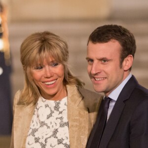 Le ministre de l'économie, de l'industrie et du numérique Emmanuel Macron et sa femme Brigitte Trogneux - Dîner d'état donné en l'honneur du roi Willem-Alexander et la reine Maxima des Pays-Bas au palais de l'Elysée à Paris, le 10 mars 2016.