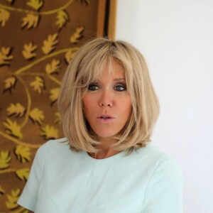 Exclusif - La Première dame Brigitte Macron s'est rendue au mobilier national et des manufactures des Gobelins pour assister à une "tombée de métier" du tapis de Savonnerie de l’artiste contemporain Christian Jaccard. La "tombée de métier" correspond au moment où l’on détache une œuvre de son support: l’artiste et les artisans découvrent alors la réalisation dans son intégralité. Chaque œuvre nécessite plusieurs années de travail, en l’occurrence ici 6 ans. Elle est allée ensuite à la rencontre des artisans et du personnel des différents services du Mobilier national (atelier de recherche et création, atelier de restauration, etc.). Elle a également pu visiter, en compagnie de M. Bernard Blistène, directeur du Musée national d'art moderne au Centre Pompidou, qu’elle avait convié à cette visite, les réserves du Mobilier national où plusieurs objets mobiliers et textiles (tapisseries, tapis) contemporains lui ont été présentés. Certains pourraient faire leur entrée à l’Elysée. C’est la première fois depuis Claude Pompidou qu’un conjoint de Président se rend au Mobilier national, haut-lieu du savoir-faire français. Le bureau que Brigitte Macron s’est choisi pour l’Elysée est une création du Mobilier national. Il a été réalisé par la designer Matali Crasset. © Dominique Jacovides/Bestimage