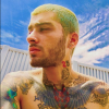 Après le blond, place au violet pour Zayn Malik qui dévoile sa nouvelle couleur de cheveux sur Instagram, ce 12 juin 2018.