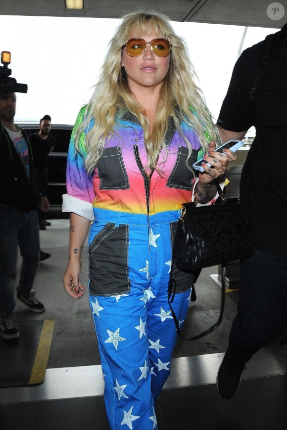 Kesha porte une combinaison arc-en-ciel à son arrivée à l'aéroport LAX de Los Angeles, le 4 juin 2018. Elle sera en tournée "The Adventures of Kesha and Macklemore" à Phoenix le 6 juin Los Angeles