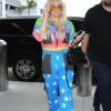Kesha porte une combinaison arc-en-ciel à son arrivée à l'aéroport LAX de Los Angeles, le 4 juin 2018.