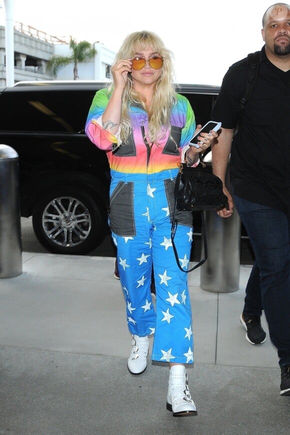 Kesha porte une combinaison arc-en-ciel à son arrivée à l'aéroport LAX de Los Angeles, le 4 juin 2018.