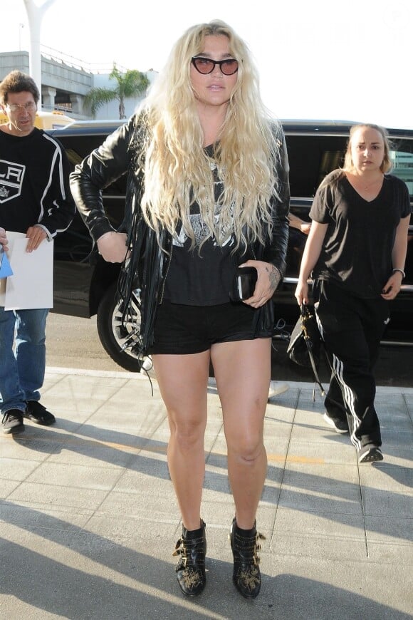 Kesha arrive à l'aéroport de LAX à Los Angeles pour prendre l'avion, le 18 mai 2018