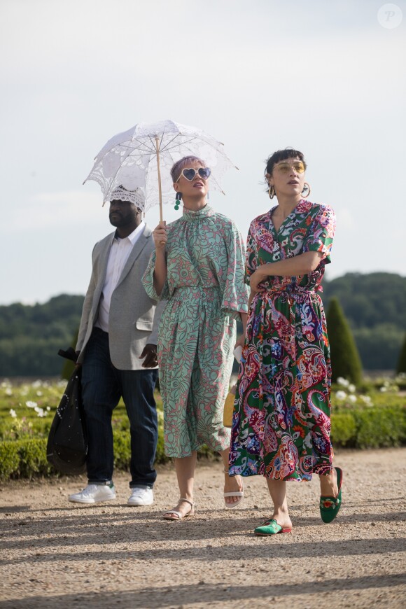 Semi-Exclusif - Katy Perry, Mia Moretti et Bradford Cobb vont visiter le château de Versailles et ses jardins le 31 mai 2018