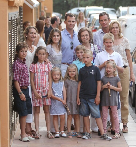 La famille royale espagnole pose pour le 40e anniversaire de Letizia d'Espagne à Palma de Majorque, en août 2011.