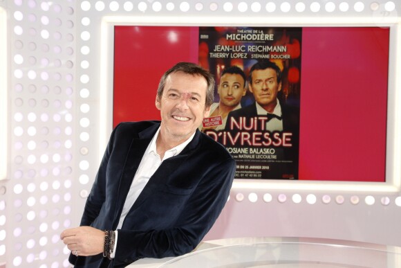 Jean-Luc Reichmann pose devant l'affiche du film "Nuit d'ivresse" à Paris le 9 janvier 201809/01/2018 - Paris