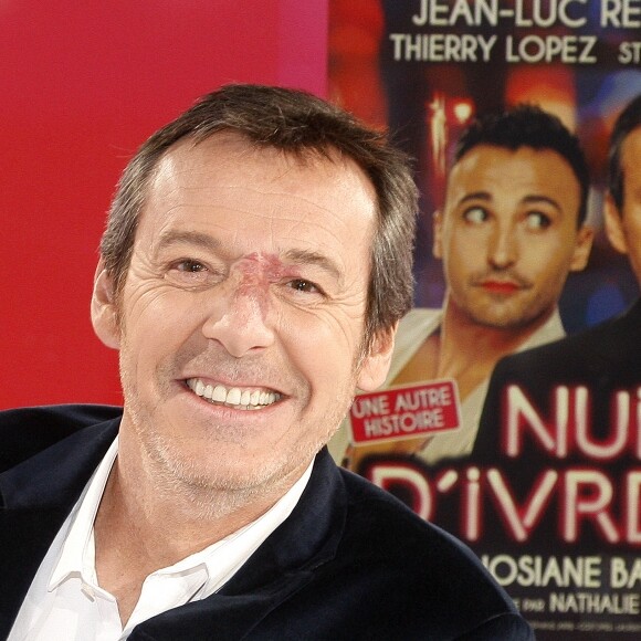 Jean-Luc Reichmann pose devant l'affiche du film "Nuit d'ivresse" à Paris le 9 janvier 201809/01/2018 - Paris