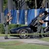 Une BMW est garée près du vendeur de moto où le rappeur XXXTentacion a été assassiné le 18 juin 2018 à Miami. 
