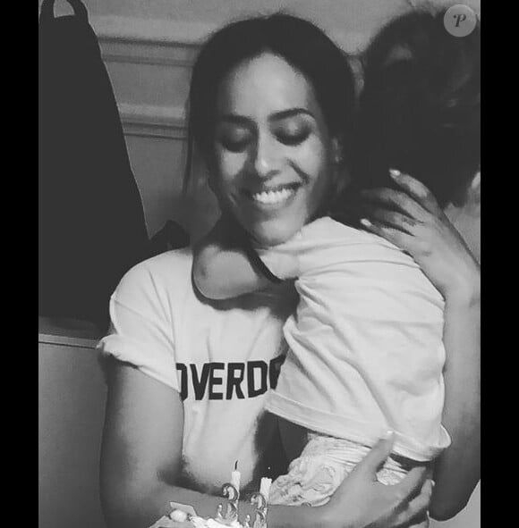 Amel Bent fête ses 33 ans avec sa fille Sofia dans les bras. Instagram, le 21 juin 2018.