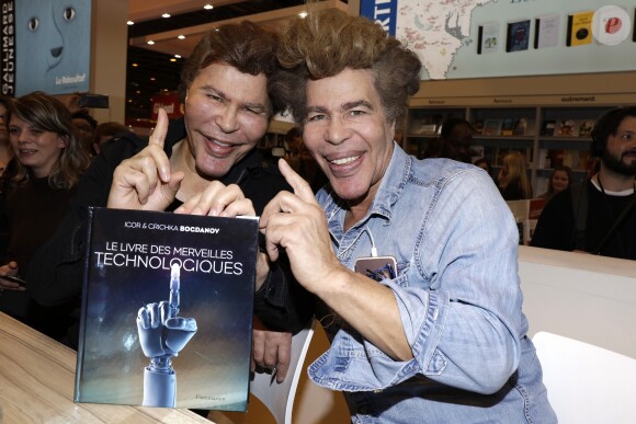 Les frères Igor et Grichka Bogdanov lors de la 37ème édition du Salon du livre au parc des expositions, à la porte de Versailles, à Paris, France, le 26 mars 2017. © Cédric Perrin/Bestimage