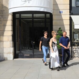 Céline Dion et son danseur Pepe Munoz sortent de la boutique Schiaparelli à Paris. Le 1er août 2017.