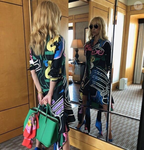 Céline Dion pose dans son hôtel à Tokyo, juin 2018