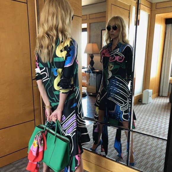 Céline Dion pose dans son hôtel à Tokyo, juin 2018